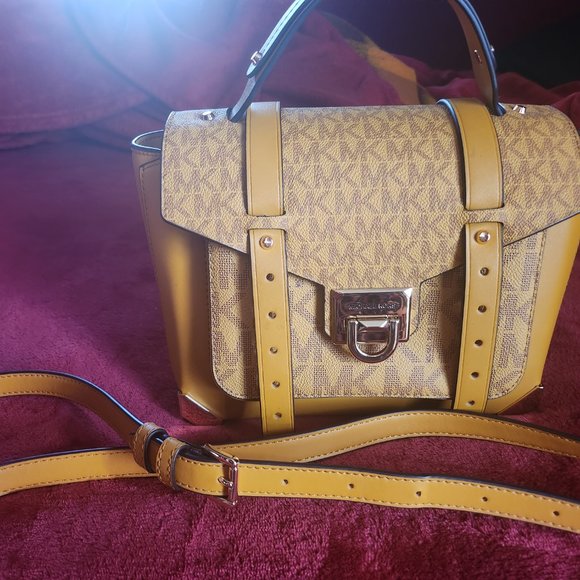 Michael Kors Manhattan Satchel - Picture 8 of 11